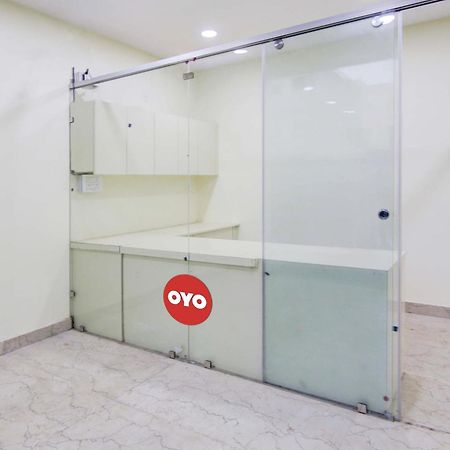 Отель Oyo White House Нойда Экстерьер фото